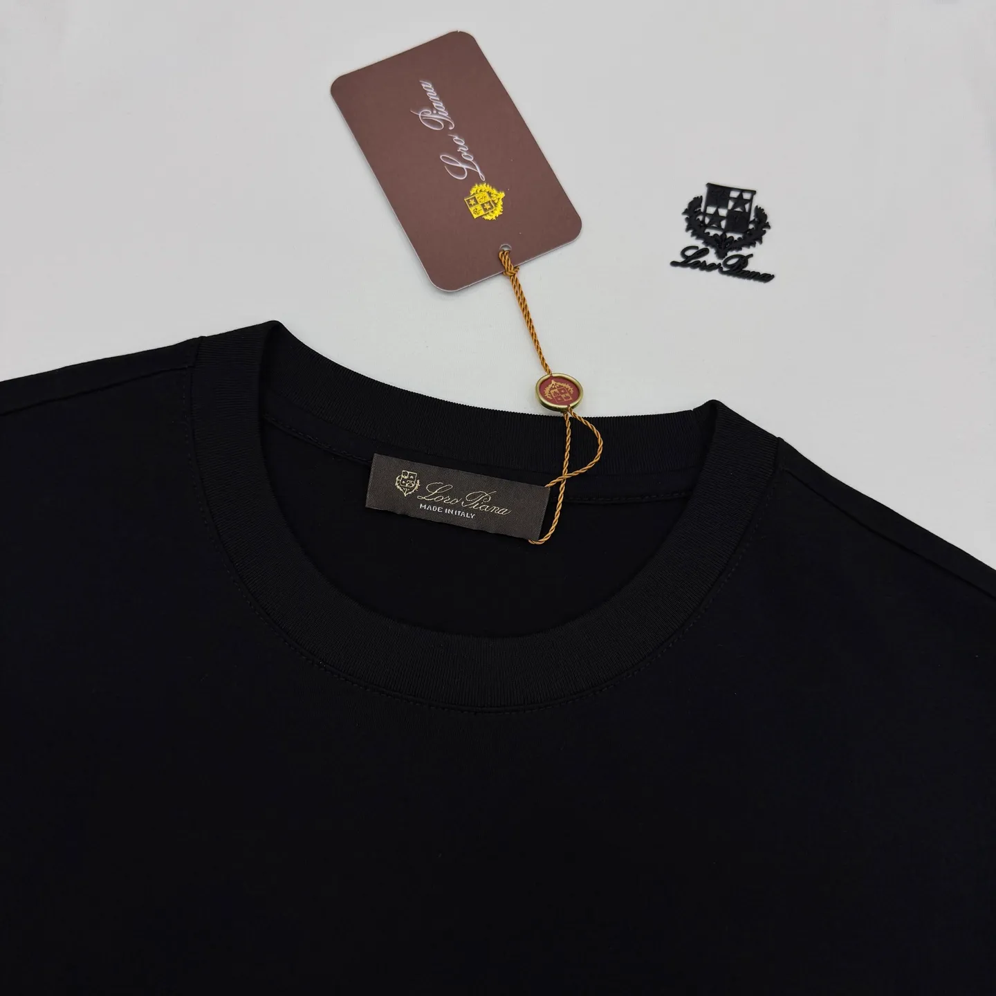 185 ⚜️Loro piana*26s new mercerized cotton T-shirt. Original recommendation❤️Classic LP logo. 3D three-dimensional silicone logo. Quality presentation. Classic Lp old money style concrete words. Letter pattern is high-end and low-key. Simple Versatile style. Made of custom-made 190g mercerized cotton fabric, it has a strong sense of lightness behind the upper body. The soft texture is skin-friendly and has excellent breathability. All three standards are met! Color: Black.Dark Blue.White.Sizes: M-3XL slim fit! (S and 4XL can be customized) 175/145 pounds recommended XL